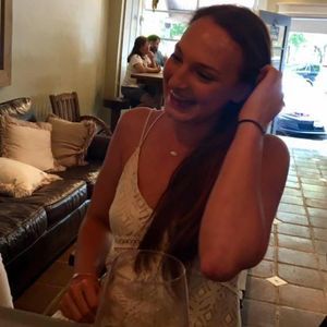 Meet your Posher, Caitlin